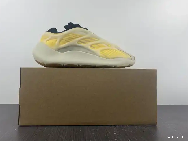 V3 Mono 700 HP5425 Yeezy Adidas Safflower 0612